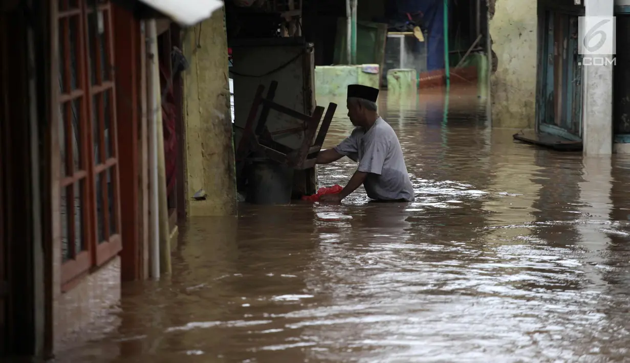 Warga beraktivitas saat banjir di Jalan Kebon Pala, Kampung Melayu, Jatinegara, Jakarta Timur, Rabu (7/2). Setelah sempat surut, banjir kembali merendam permukiman warga dengan ketinggian air mencapai sekitar 170 cm. (Liputan6.com/Arya Manggala)