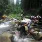 Warga dan pelajar bersih-bersih di hulu Sungai Ciliwung, Senin (17/10/2016). (Liputan6.com/Achmad Sudarno)