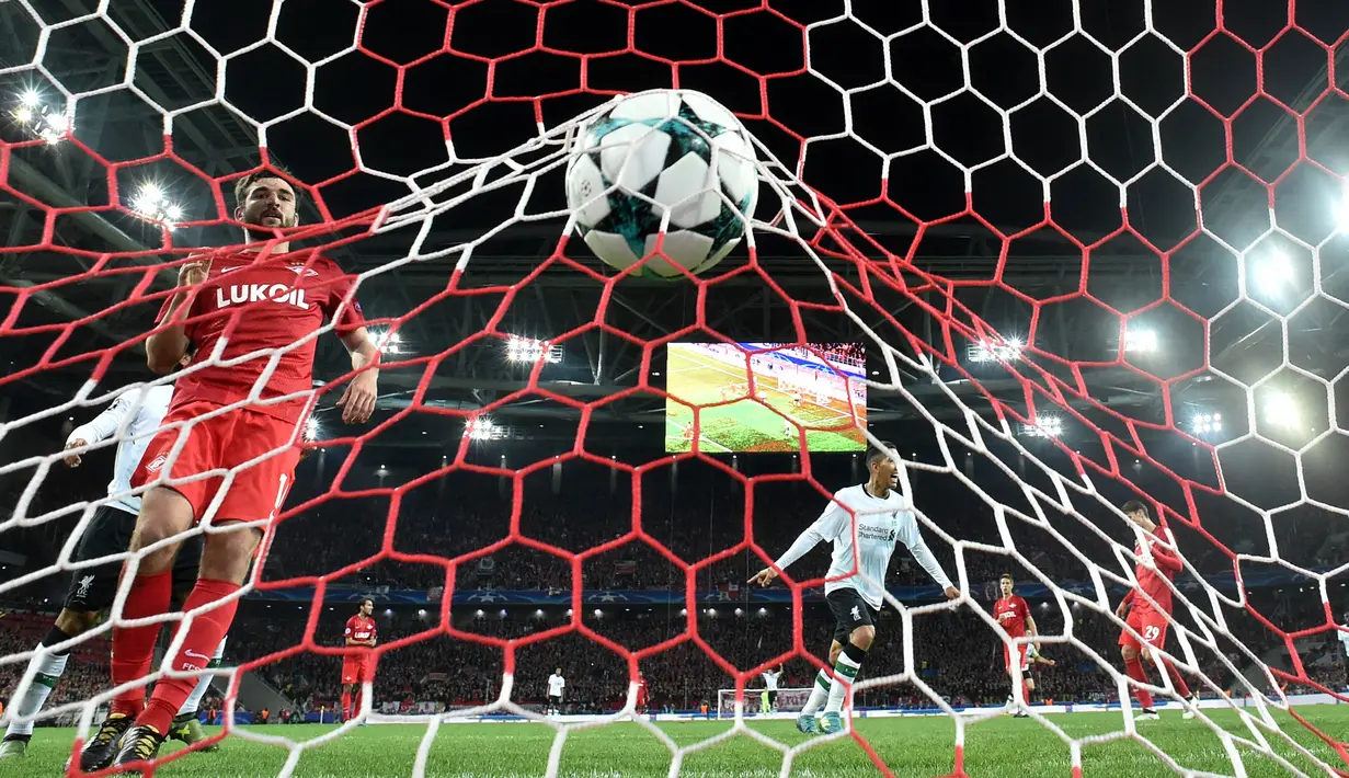 Proses terjadinya gol yang dicetak gelandang Liverpool, Philippe Coutinho ke gawang Spartak Moskow pada laga Liga Champions di Stadion Otkrytie Arena, Moskow, Selasa (26/9/2017). Kedua klub bermain imbang 1-1. (AFP/Kirill Kudryavtsev)