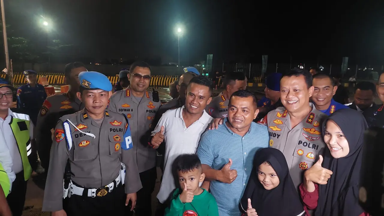 Kapolda Banten Irjen Rudy Heriyanto meninjau Dermaga 6 Eksekutif Pelabuhan Merak, Sabtu (15/4/2023) malam.