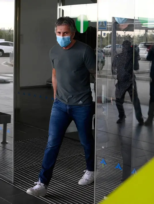 Ayah dan agen Lionel Messi, Jorge Messi, tiba di bandara Barcelona pada Rabu (2/9/2020). Menggunakan jet pribadi, Jorge Messi akan menemui presiden klub Barcelona Josep Maria Bartomeu untuk membahas konflik kontrak Lionel Messi. (Photo by LLUIS GENE / AFP)