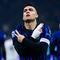 Tiga menit usai turun minum atau pada menit ke-48, Lautaro Martinez berhasil menambah keunggulan untuk Inter Milan lewat aksinya memanfaatkan umpan sepak pojok dari Calhanoglu. Tampak dalam foto, penyerang Inter Milan asal Argentina, Lautaro Martinez melakukan selebrasi usai mencetak gol untuk I Nerazzurri dalam pertandingan pekan ke-17 Serie A Italia melawan Bologna di Stadion San Siro, Milan, Minggu (4/1/2026) waktu setempat atau Senin (5/1/2026) dini hari WIB. (Piero CRUCIATTI/AFP)