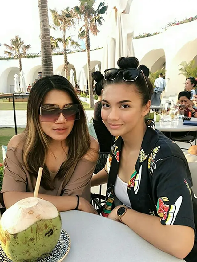 6 Potret Kompaknya Angela Gilsha dan Ibunda yang Jarang Tersorot