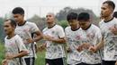 Pemain baru Persija Jakarta, Dandi Maulana, mengikuti sesi latihan di Nirwana Park, Sawangan, Jawa Barat, Rabu (4/1/2023). (Bola.com/M Iqbal Ichsan)