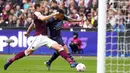 Pemain West Ham United Craig Dawson (kiri) menjegal pemain Manchester City Gabriel Jesus dalam kotak penalti pada pertandingan sepak bola Liga Inggris di London Stadium, London, Inggris, 15 Mei 2022. Pertandingan berakhir imbang 2-2. (AP Photo/Kirsty Wigglesworth)