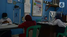 Pelajar saat kegiatan pembelajaran Jarak Jauh (PJJ) dengan memanfaatkan Jak Wifi di Balai Warga RW 02 Kelurahan Galur, Jakarta, Jumat (4/9/2020). Program internet gratis dari Pemprov DKI itu untuk pelajar di permukiman padat penduduk yang kesulitan mengakses internet. (merdeka.com/Imam Buhori)