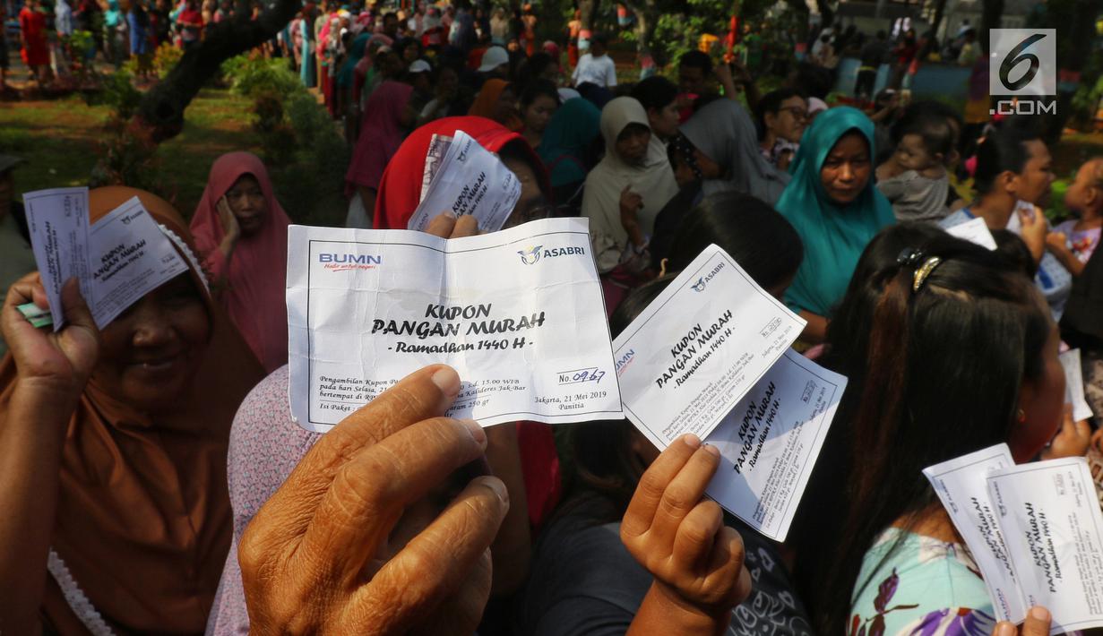 Warga menunjukkan kupon penukaran saat mengantre untuk membeli sembako murah di RPTRA Alur Dahlia, Tegal Alur, Jakarta Barat, Selasa (21/5/2019). PT Asabri (Persero) menjual sebanyak 3 ribu sembako seharga Rp 10 ribu kepada masyarakat sekitar. (Liputan6.com/Johan Tallo)