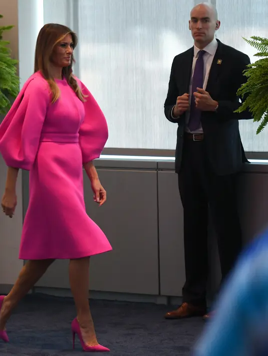 Ibu Negara AS, Melania Trump setibanya untuk berpidato dalam acara PBB di New York, Rabu (20/9). Sayangnya, Melania menajdi korban cyberbullying karena busana bernilai US$ 3.000 atau sekitar Rp 40 juta itu. (AFP PHOTO / DON EMMERT)