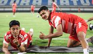 Pemain Persija Jakarta, Rio Fahmi (kiri) dan Dony Tri Pamungkas (kanan) tampak santai di latihan terakhir jelang laga melawan Madura United yang digelar di Stadion Gelora Madura Ratu Pamelingan, Pamekasan, Jumat (23/10/2025).