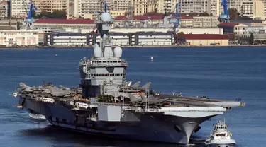 Kapal induk Perancis Charles -de - Gaulle meninggalkan pelabuhan Perancis selatan, Rabu (18/11/2015). Kapal Charles -de - Gaulle akan dikerahkan ke Mediterania timur untuk meningkatkan operasi di Suriah. (AFP PHOTO/BORIS HORVAT)