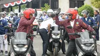 Gaya Menhub Budi Karya Naik Motor untuk Kampanye 'Safety Riding' (Liputan6.com/BKIP Kemenhub)