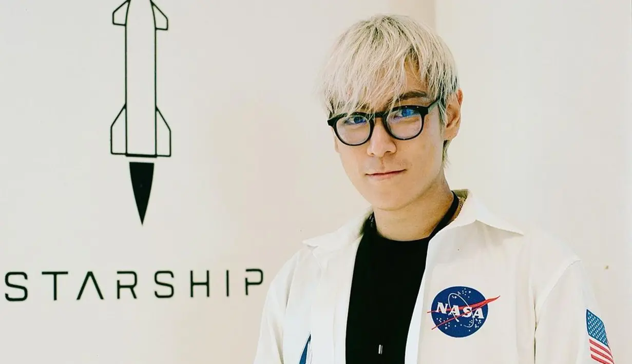 Pada Desember 2022 lalu, TOP diumumkan menjadi salah satu selebriti yang berpartisipasi dalam proyek SpaceX untuk perjalanan ke bulan. Proyek ini sendiri diberi nama DearMoon yang melibatkan beberapa selebriti ternama lainnya. (Liputan6.com/IG/@choi_seung_hyun_tttop)