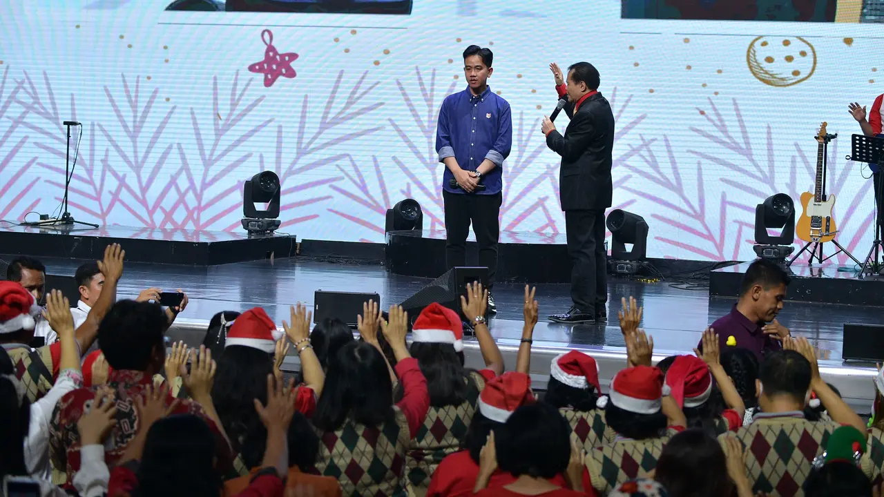 Wakil Presiden (Wapres) RI Gibran Rakabuming Raka menyapa jemaat Natal di Gereja Bethel Indonesia (GBI) Keluarga Allah Solo Widuran, Surakarta, Jawa Tengah, pada Rabu (25/12/2024).