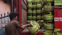 Pekerja tengah menata tabung gas LPG 3 kg di kawasan Tangerang Banten, Kamis (17/2/2022). Direktur Utama PLN Darmawan Prasodjo mengatakan saat ini impor LPG dari tahun ke tahun terus meningkat seiring dengan meningkatnya konsumsi masyarakat. (Liputan6.com/Angga Yuniar)