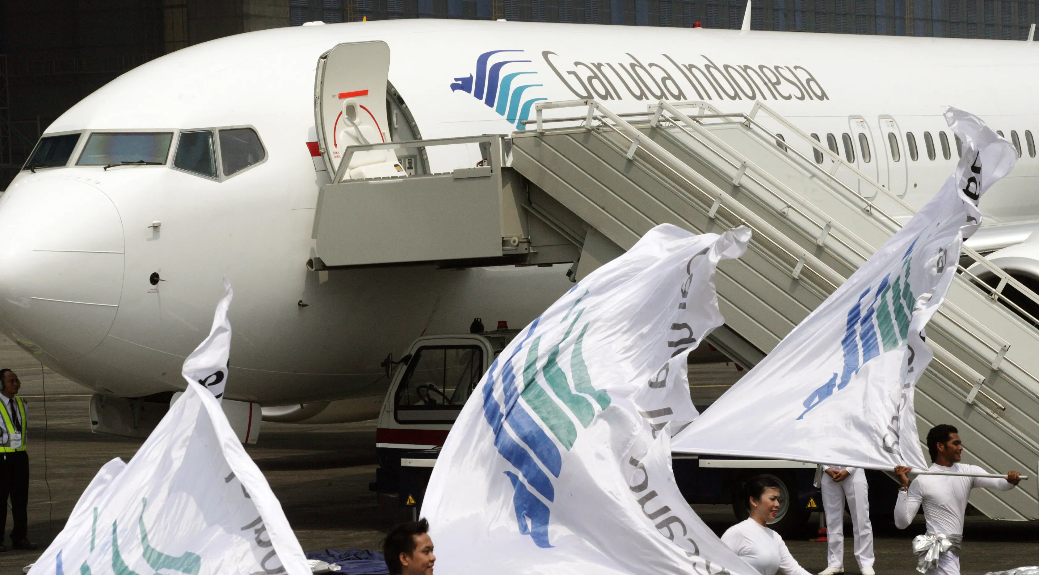 Pesawat Airbus A330 yang dipesan Garuda Indonesia tiba di Bandara Soekarno Hatta pada  23 Juli 2009. (AFP / Arif Ariadi)