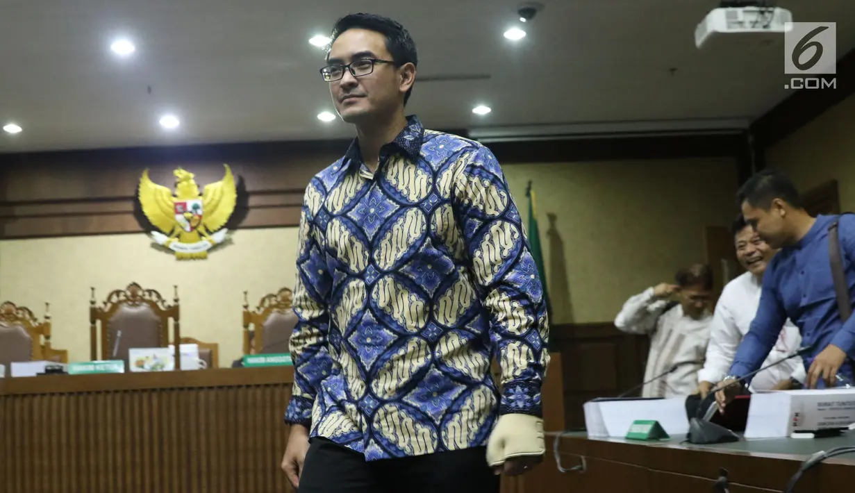 Gubernur Jambi nonaktif, Zumi Zola usai menjalani sidang pembacaan tuntutan di Pengadilan Tipikor, Jakarta, Kamis (8/11). Zumi Zola dituntut 8 tahun penjara dan denda Rp 1 miliar dengan subsider 6 bulan penjara. (Liputan6.com/Helmi Fithriansyah)