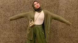 Saat memakai hijab dan setelan warna hijau army dan putih tulang, membuat gaya penampilan Awkarin curi perhatian. Awkarin dinilai sangat pandai memadu padankan OOTD yang dipakainya hingga terlihat begitu menarik. (Liputan6.com/IG/@awkarin)