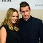 Miroslav Klose bersama istri (JOHN MACDOUGALL / AFP)
