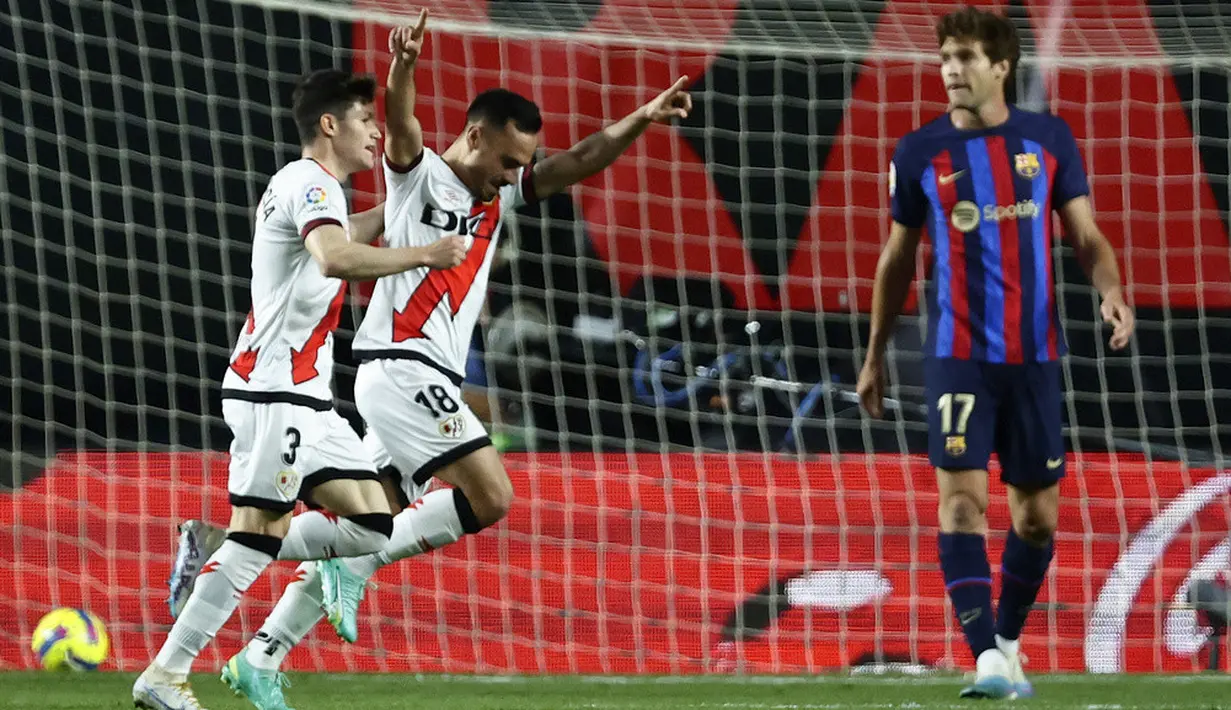 <p>Hasil ini tidak mengubah posisi Barcelona di puncak klasemen dengan 76 poin, unggul 11 angka dari Real Madrid di bawahnya. Rayo naik ke urutan sembilan dengan 43 poin. (AP Photo/Pablo Garcia)</p>