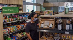 Pengunjung memilih produk Usaha Mikro, Kecil, dan Menengah (UMKM) yang dijual di M Block Market, Jakarta, Minggu (14/3/2021). M Block Market merupakan toko swalayan yang menjual 70 persen berbagai produk buatan dalam negeri. (Liputan6.com/Faizal Fanani)