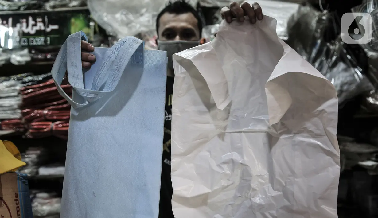 Abdullah menunjukkan plastik sekali pakai dan kantong ramah lingkungan yang dijual di Pasar Tebet Barat, Jakarta, Selasa (30/6/2020). Jelang pemberlakuan larangan plastik sekali pakai, Abdullah mengaku penjualan kantong kresek di tokonya menurun hingga 30 persen. (merdeka.com/Iqbal S Nugroho)