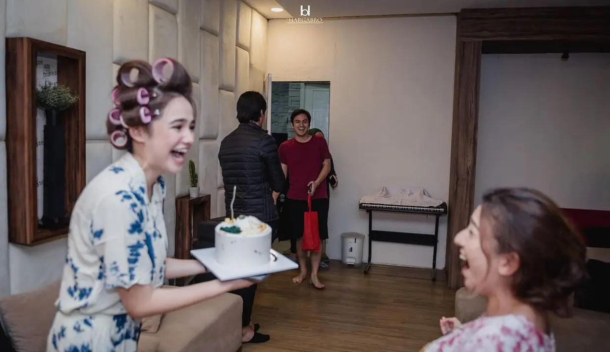 Bintang sinetron Rizky Nazar  genap  27 tahun pada 27 Maret. Pada hari spesialnya, ia mendapatkan kejutan dari sang kekasih dan sahabatnya. Berikut beberapa potretnya kejutan ultah Rizky Nazar ke-27. [Instagram/rizkynazar20]