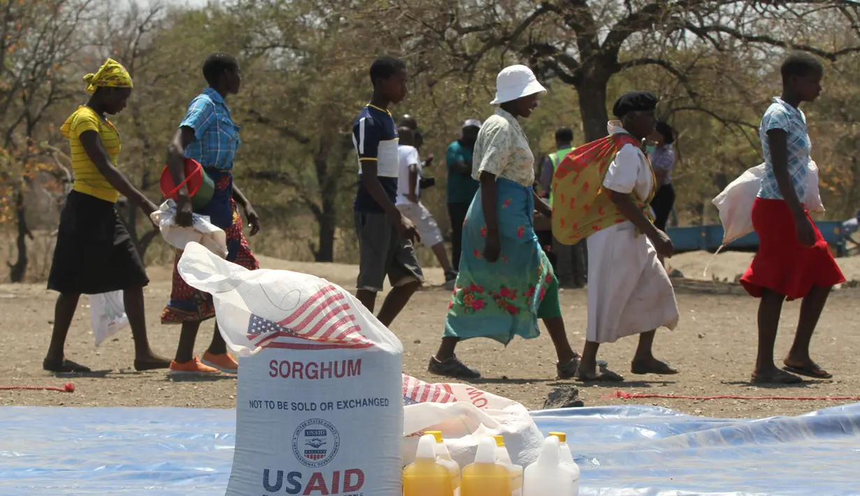 Sejumlah wanita mengambil bantuan makanan dari World Food Programme di Chiredzi Mupinga, Zimbabwe, Selasa (6/10). Puluhan juta orang di wilayah sub-Sahara Afrika akan mengalami kelaparan akibat siklus El Nino mencapai puncaknya.(REUTERS/Philimon Bulawayo)