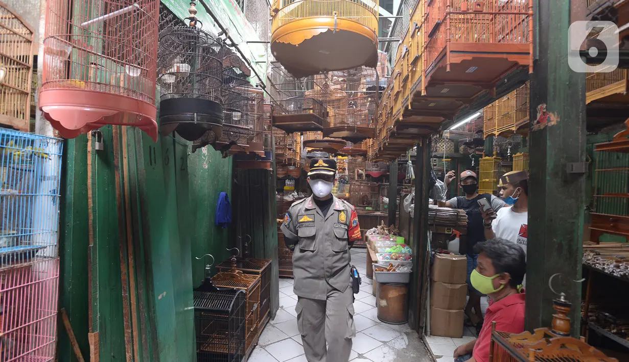 Petugas gabungan melakukan razia pertokoan dan tempat makan di Pasar Pramuka, Jakarta, Kamis (24/9/2020). Upaya mencegah penularan virus corona terus dilakukan dengan merazia penggunaan masker dan tempat usaha makan yang masih melayani makan di tempat. (merdeka.com/Imam Buhori)