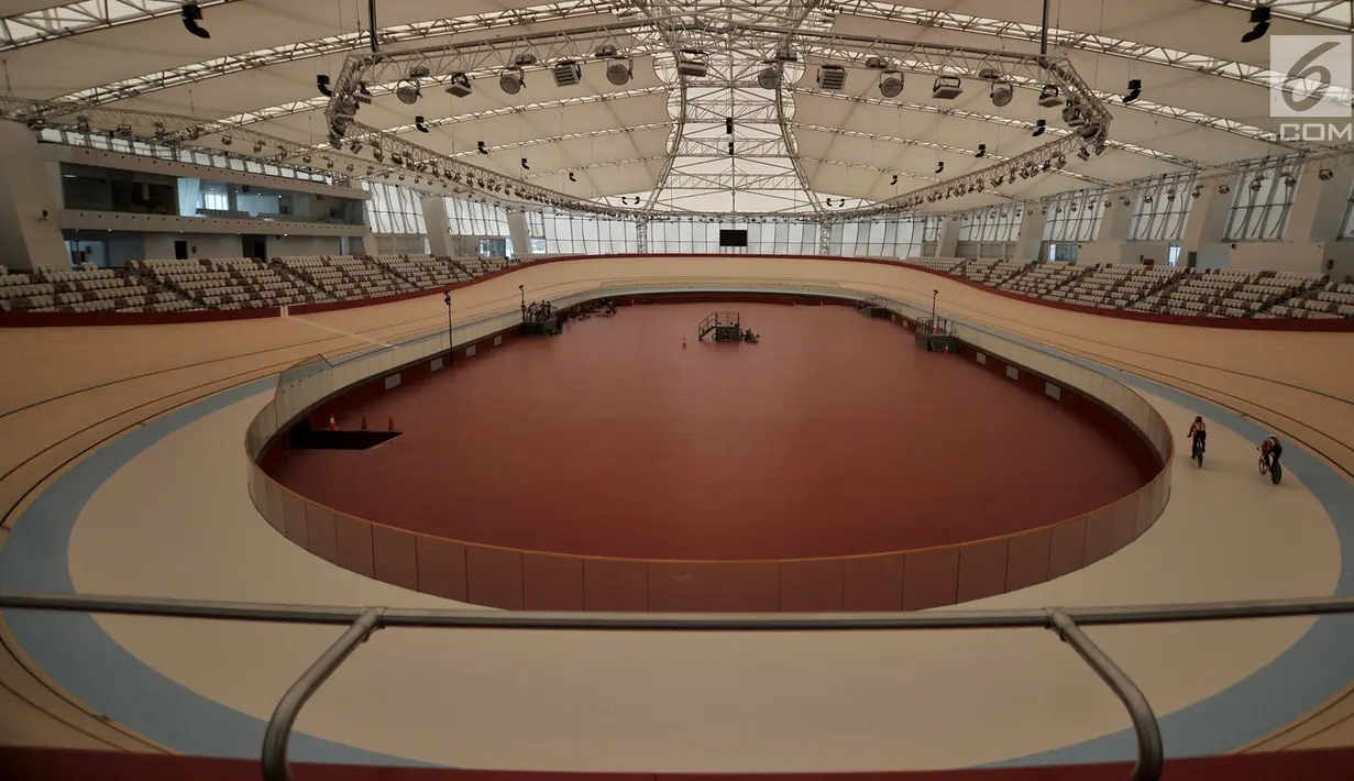 Suasana di dalam International Velodrome, Rawamangun, Jakarta, Senin (9/7). Atap bangunan Velodorme berkonsep hemat energi sehingga pada siang hari tidak memerlukan banyak cahaya lampu. (Merdeka.com/Iqbal S. Nugroho)
