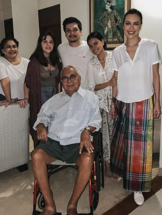 Sophia pun merayakannya dengan kedua anaknya, Eva tampil mengenakan kebaya putih dipadukan kain lilitnya. Sedangkan Manuella mengenakan tank top sebagai inner dan outer cokelatnya dipadukan celana denimnya.