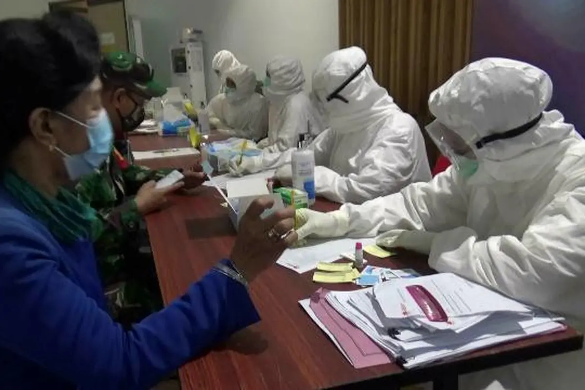 TKI dari Singapura jalani rapid test di Bandara Soetta