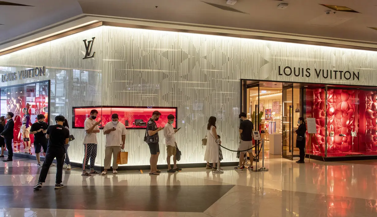 Pengunjung antre masuk toko Louis Vuitton di mal mewah Siam Paragon, Bangkok, Thailand, Minggu (17/5/2020). Thailand mengizinkan toko serba ada, pusat perbelanjaan, dan bisnis lainnya kembali dibuka untuk menghidupkan kembali ekonomi yang rusak akibat pandemi COVID-19. (AP Photo/Gemunu Amarasinghe)