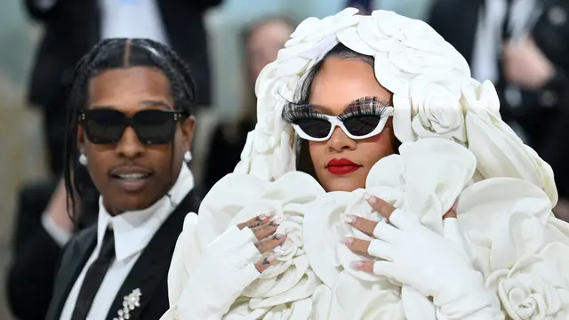 Rihanna Datang Telat ke Met Gala 2023, Dibungkus Gaun Serba Putih hingga Diduga Sudah Menikah