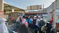Jemaah haji Indonesia yang mengambil nafar awal mulai diberangkatkan dari tenda-tenda Mina menuju hotel mereka di Makkah. (FOTO: MCH PPIH ARAB SAUDI 2023)