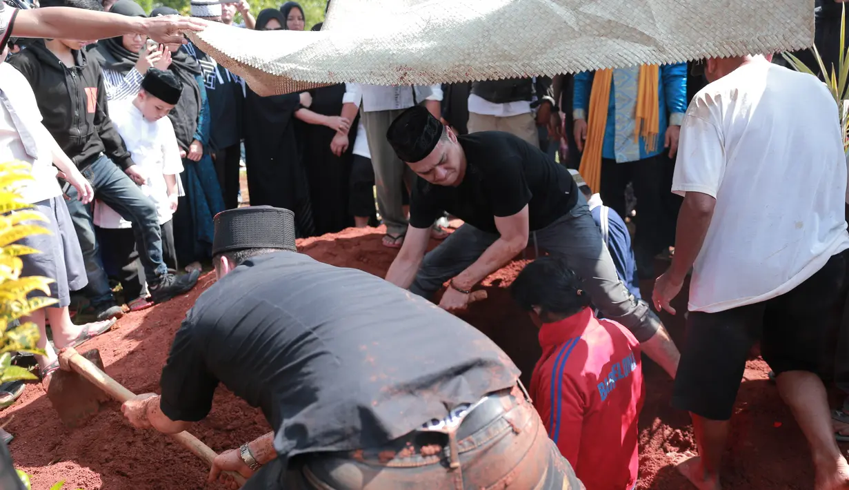 Fadlan menambahkan, bahwa beberapa bulan belakangan, penyakit jantung ayahnya sering kambuh. Hingga pada akhirnya puncaknya hari Minggu (17/7) dan langsung di larikan ke rumah sakit. (Adrian Putra/Bintang.com)