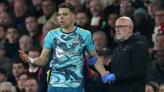 Ada momen menarik saat laga Arsenal kontra Southampton pada laga pekan ke-32 Liga Inggris 2022/2023, Sabtu (22/4/2023) dini hari WIB. Bek Southampton, Jan Bednarek bersitegang dengan tim medis yang memaksanya untuk digantikan setelah mengalami insiden horor saat ia terjatuh dengan leher mendarat terlebih dahulu usai berduel udara dengan Gabriel Martinelli jelang babak pertama usai. Setelah di bangku cadangan, Bednarek kembali berulah seolah-olah menjadi asisten pelatih dengan memberi instruksi kepada rekan-rekannya, persis seperti yang dilakukan Cristiano Ronaldo bersama Timnas Portugal. (AFP/Adrian Dennis)