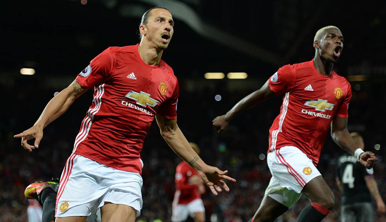 Pemain Manchester United, Zlatan Ibrahimovic dan Paul Pogba merayakan gol ke gawang Southampton pada laga Liga Premier Inggris di Stadion Old Trafford, Manchester, Inggris, Sabtu (20/8/2016). MU menang 2-0 atas Southampton. (AFP/Oli Scarff) 