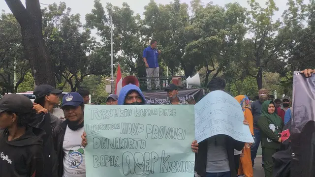 Pengguna Jasa Pelabuhan (Penjaspel) Marunda menggelar aksi unjuk rasa di Balai Kota DKI. Mereka meminta Dinas Lingkungan Hidup (DLH) DKI Jakarta mengeluarkan hasil kajian soal pencemaran debu batu bara oleh PT KCN di Rusunawa Marunda, Cilincing.