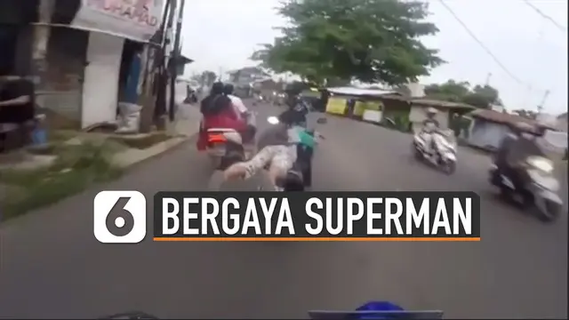 Beredar video aksi pengendara motor berkendara seperti gaya superman. Berbahayanya lagi pengendara motor ini juga tidak menggunakan helm.