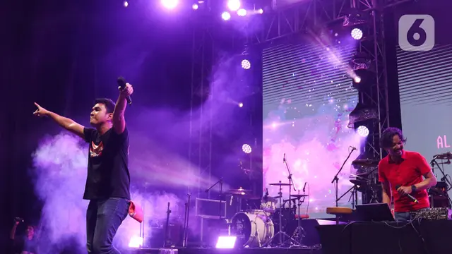 Aksi Oom Leo Berkaraoke dan Aldi Taher Goyang Panggung KapanLagi Buka Bareng 2023