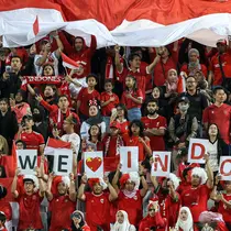 Para suporter Indonesia memberi dukungan saat Timnas Indonesia U-23 menghadapi Irak U-23 pada laga perebutan tempat ketiga Piala Asia U-23 2024 di Abdullah bin Khalifa Stadium, Doha, Qatar, Kamis (2/5/2024). (AFP/Karim Jaafar)
