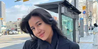 Shenina memilih long coat hitam sebagai statement piece yang langsung memberi kesan elegan dan timeless. Coat panjang ini dipadukan dengan inner bernuansa earthy tone yang memberi sentuhan hangat pada keseluruhan tampilan.