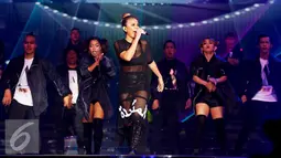 Agnes Mo saat membawakan lagu Boy Magnet saat Konser Raya 21 Tahun Indosiar, Istora Senayan, Jakarta (11/1/2016). Agnez Mo terlihat atraktif di panggung Konser Raya 21 Tahun Indosiar tersebut. (Liputan6.com/Gempur M Surya)