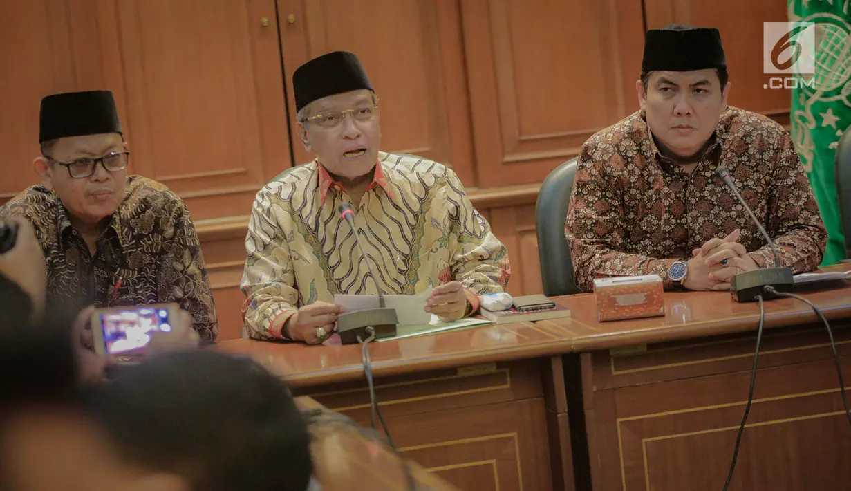Ketua Umum PBNU Said Aqil Siradj (tengah) memberi keterangan saat konferensi pers terkait Pemilu 2019 di Kantor PBNU, Jakarta, Senin (15/4). PBNU mengimbau masyarakat menggunakan hak pilih dengan nalar dan nurani untuk memilih presiden dan wakil presiden. (Liputan6.com/Faizal Fanani)