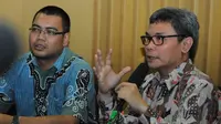 Plt Komisioner KPK, Johan Budi SP memberikan keterangan saat konferensi pers di Gedung KPK, Jakarta, Jumat (10/4/2015). KPK menangkap anggota Komisi IV DPR dari Fraksi PDI Perjuangan, Adriansyah di Swiss Belhotel Bali. (Liputan6.com/Herman Zakharia)