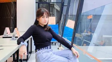 Hajarani kerap unggah foto yang kece di feed Instagramnya. Dengan padupadankan pakaian hitam dan celana jeans, Hajarani terlihat kece dan menawan. Tidak heran foto Hajarani duduk santai sambil menatap kamera ini mencuri perhatian netizen. (Liputan6.com/IG/@hajarans)