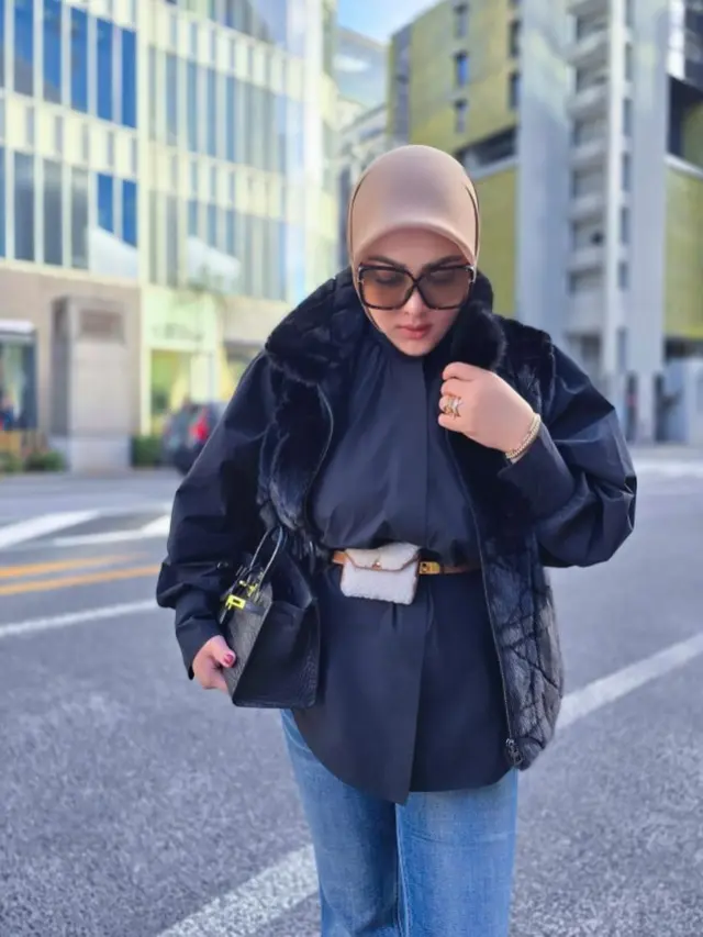 Inspirasi Padu Padan Atasan Hitam ala Syahrini