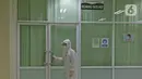 Petugas mengenakan pakaian perlengkapan Bio Safety untuk tindakan medis pasien terinfeksi virus corona (2019-nCoV) di ruang isolasi unit gawat darurat di RSUD Pasar Minggu, Jakarta Selatan, Rabu (29/1/2020). (Liputan6.com/Herman Zakharia)