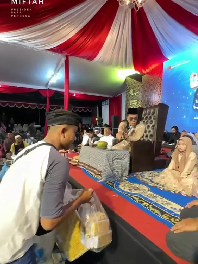 Gus Miftah unggah video borong dagangan pedagang kecil (credit: instagram/gusmiftah;tiktok/gusmiftahofficial)