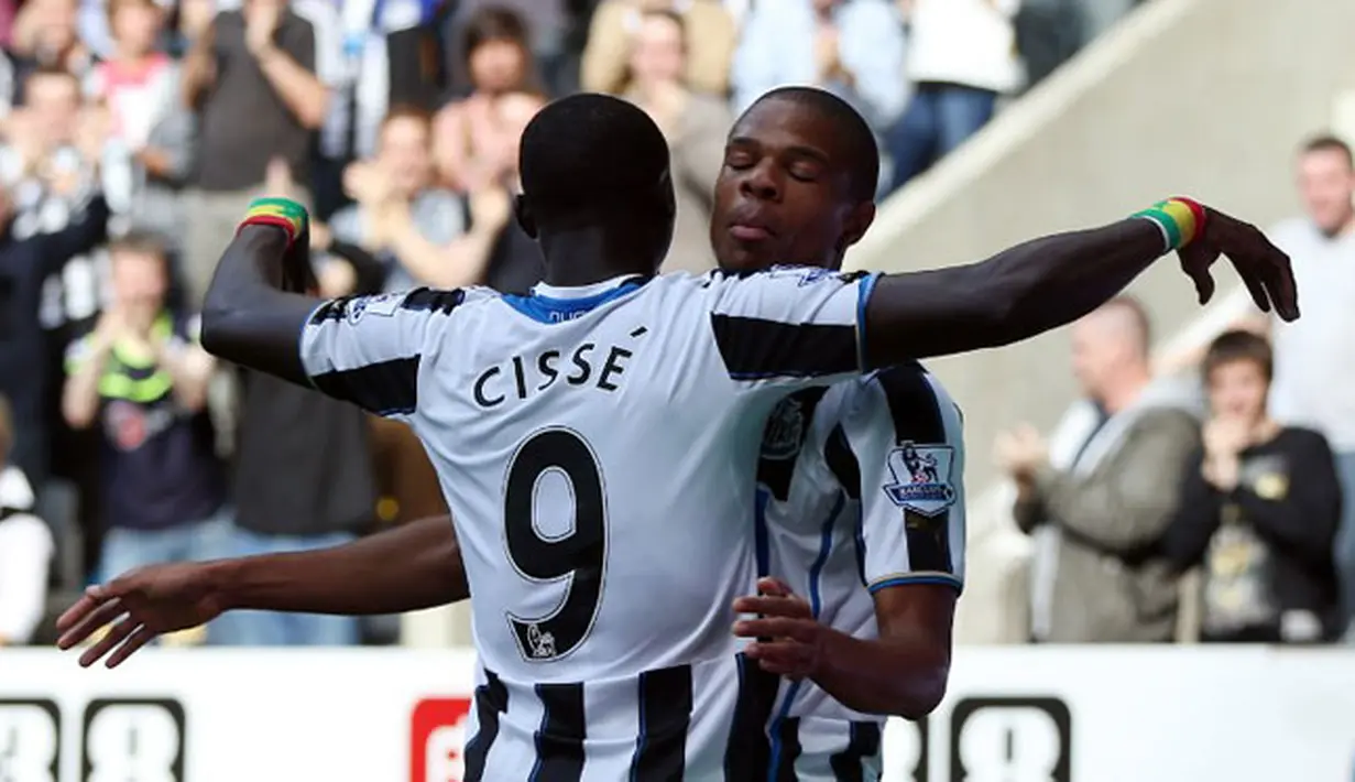 Striker Newcastle United Loic Remy (kanan) merayakan selebrasi bersama rekan satu timnya setelah berhasil mencetak gol pertama pada pertandingan sepak bola Liga Utama Inggris antara Newcastle United vs Hull City di St James 'Park, Newcastle Upon Tyne (21/